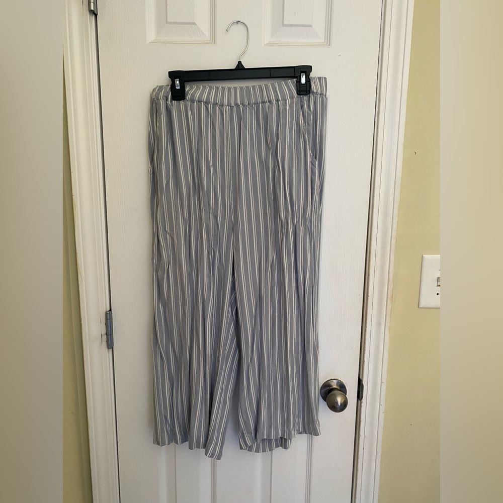 American Eagle blue stripe capri pants